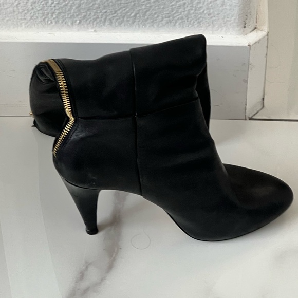 Sexy Black leather boots with zipper up the back - Picture 5 of 7